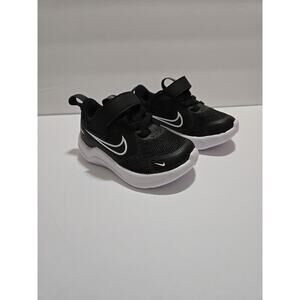 Nike Cosmic Runner TD (toddler ) HM4401 black and white sneaker NIB sz 4C